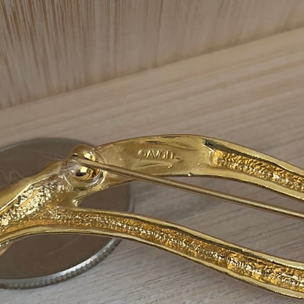 Vintage Avon long gold tone brooch - Picture 3 of 3